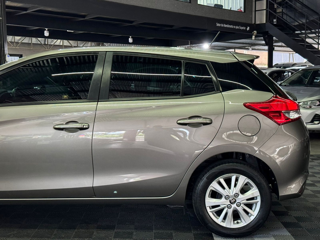 Toyota Yaris Hatch Cinza