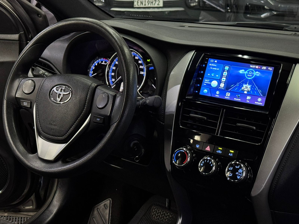 Toyota Yaris Hatch Cinza