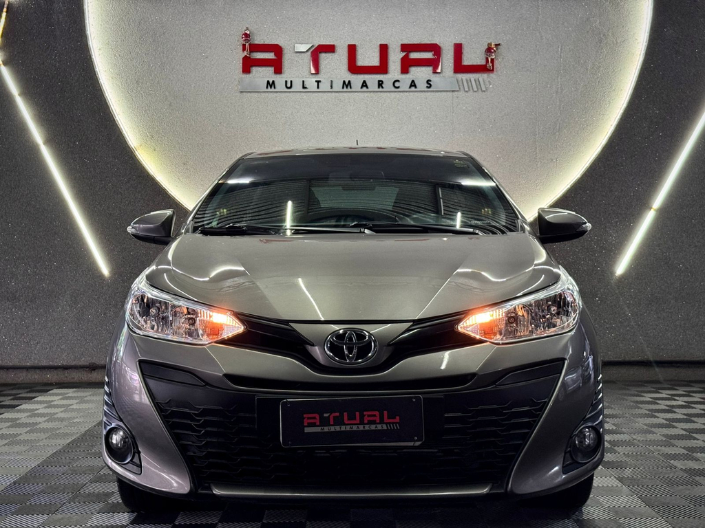 Toyota Yaris Hatch Cinza