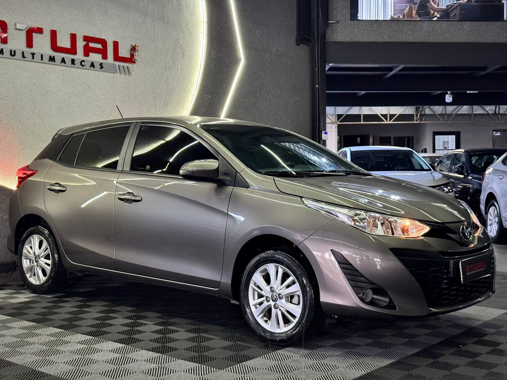 Toyota Yaris Hatch Cinza
