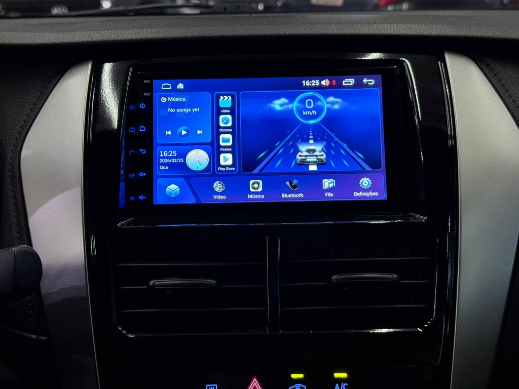 Toyota Yaris Hatch Cinza