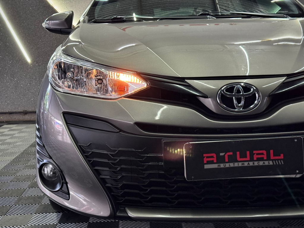 Toyota Yaris Hatch Cinza