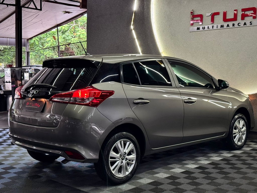 Toyota Yaris Hatch Cinza