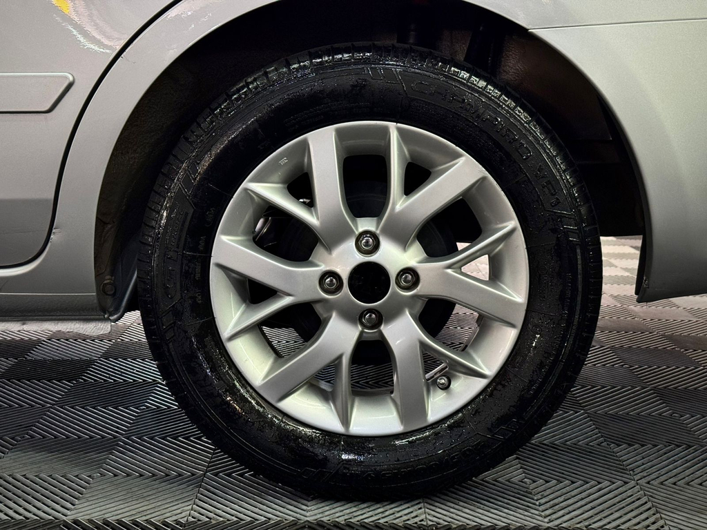 Nissan Versa Prata