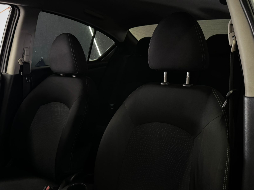 Nissan Versa Prata