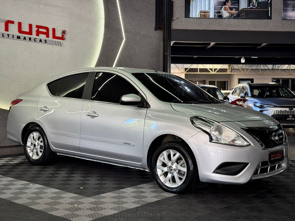 Nissan Versa Prata