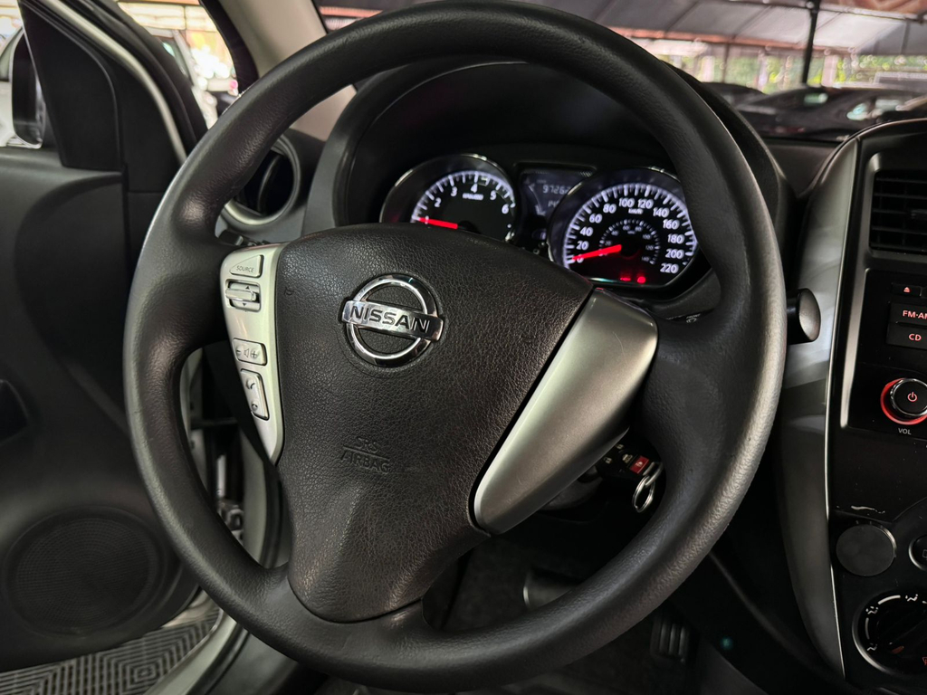 Nissan Versa Prata