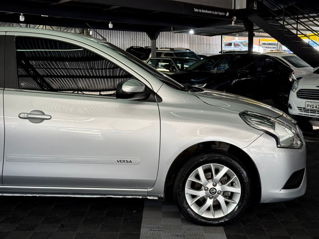 Nissan Versa Prata