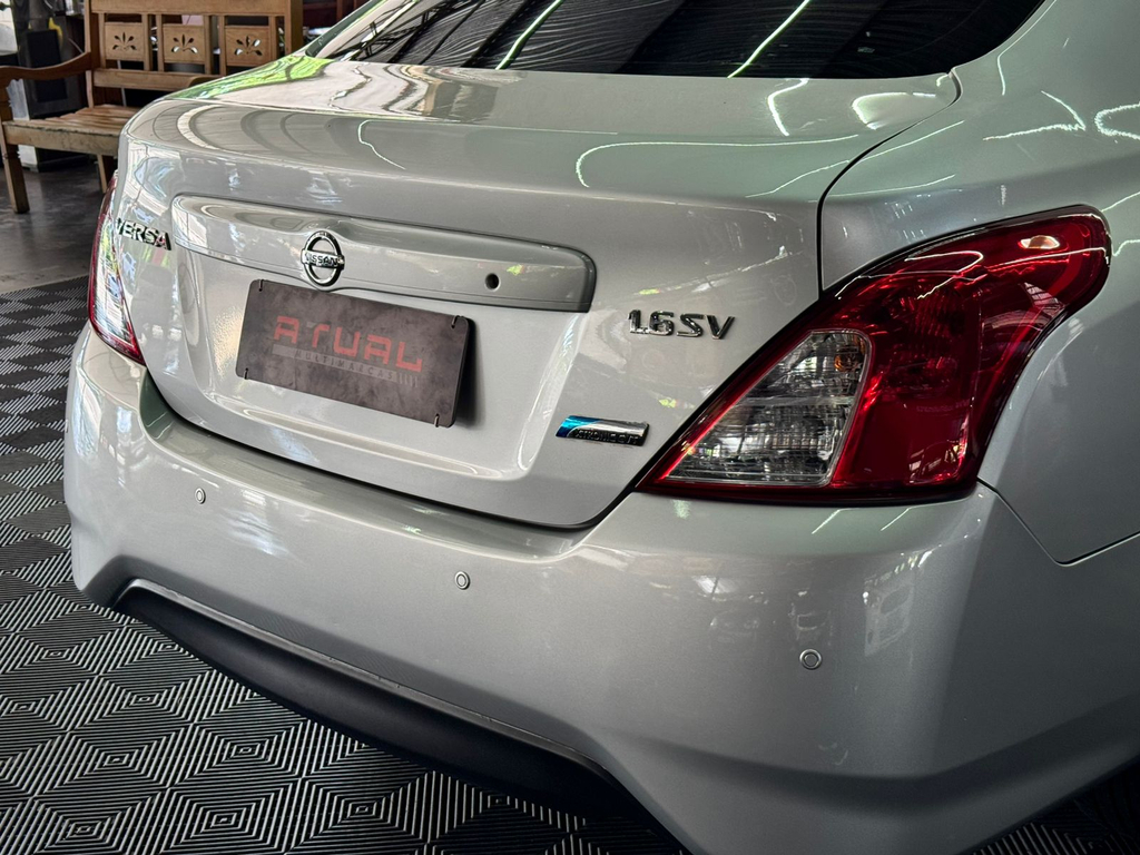 Nissan Versa Prata