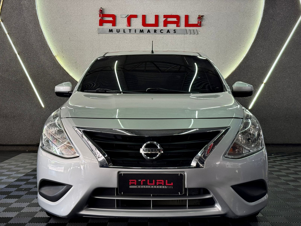 Nissan Versa Prata