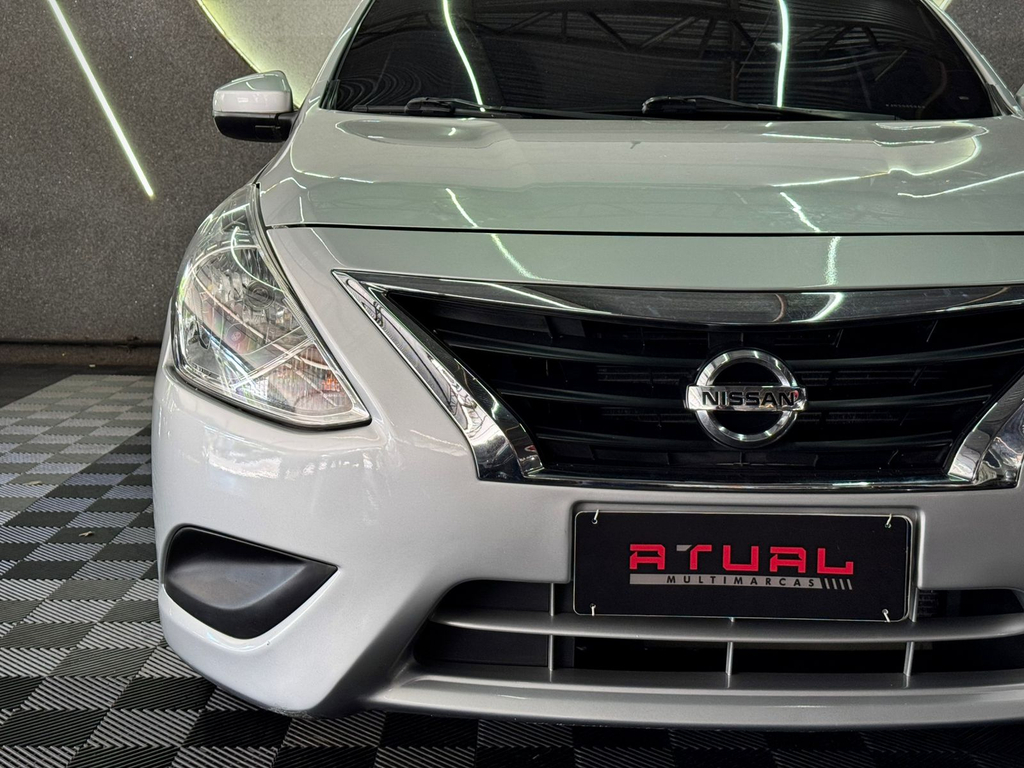 Nissan Versa Prata