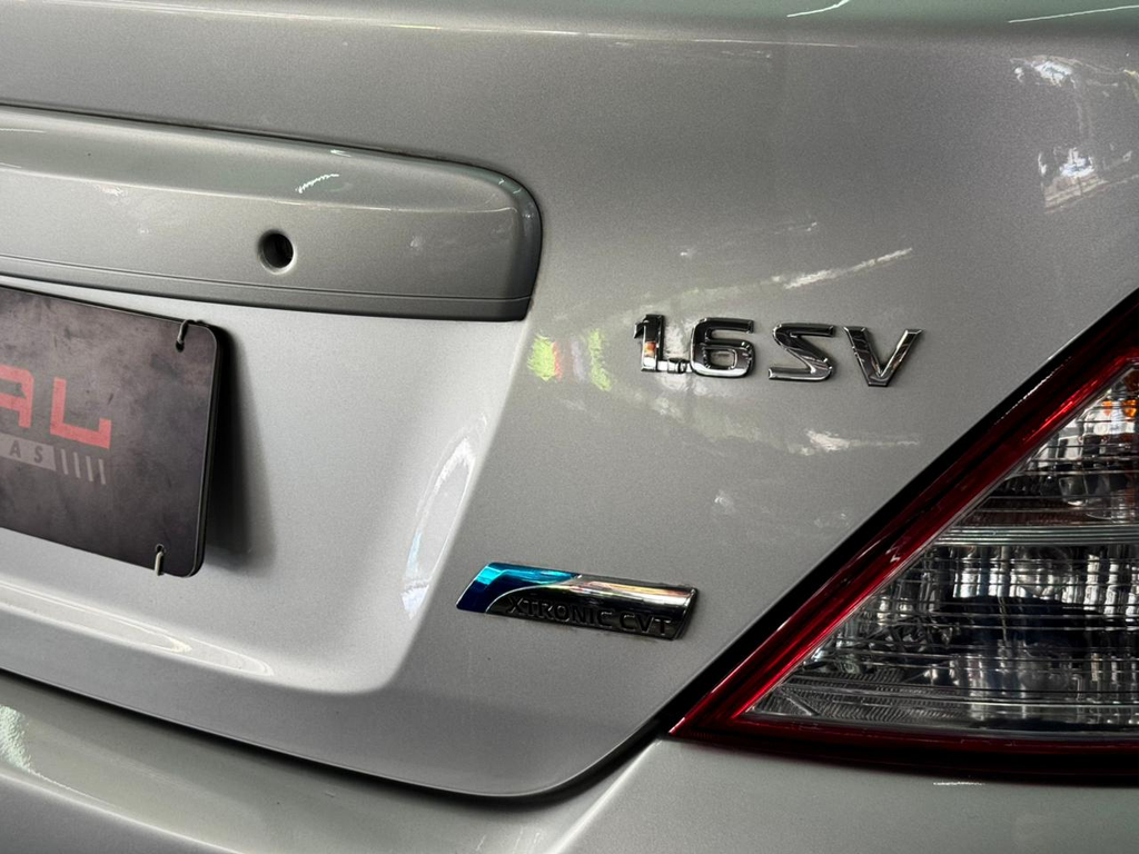 Nissan Versa Prata