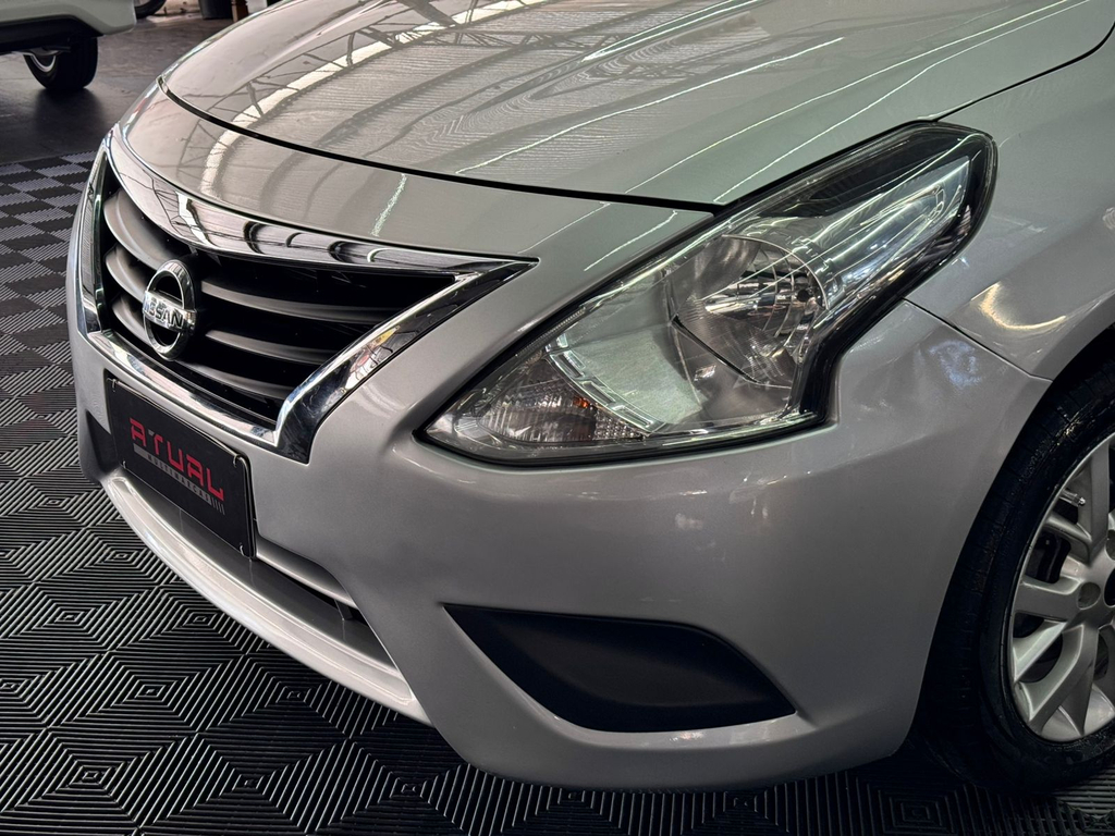 Nissan Versa Prata