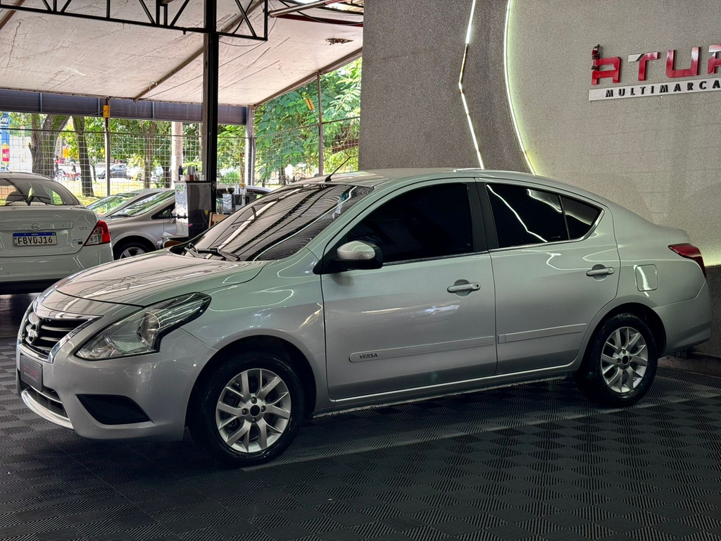 Nissan Versa Prata