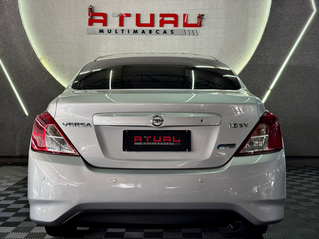 Nissan Versa Prata