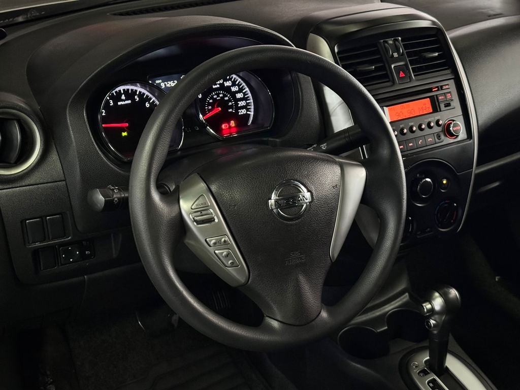 Nissan Versa Prata