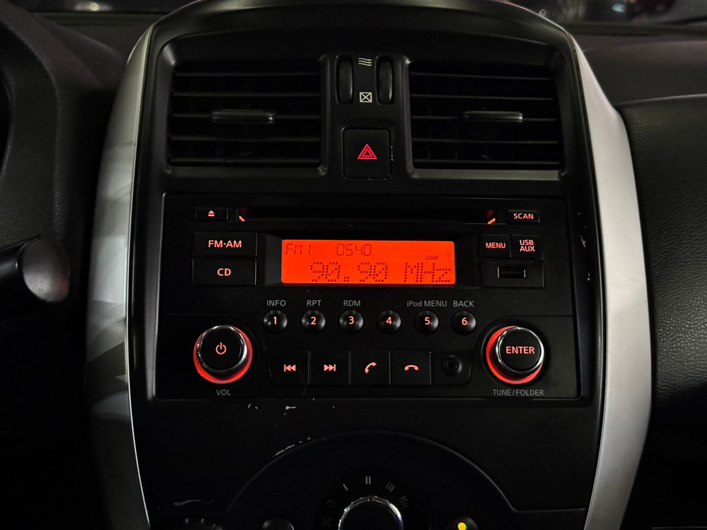 Nissan Versa Prata