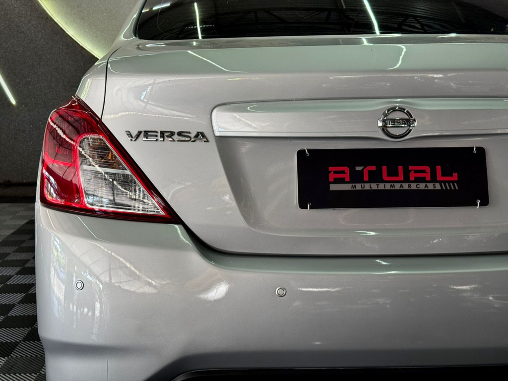 Nissan Versa Prata