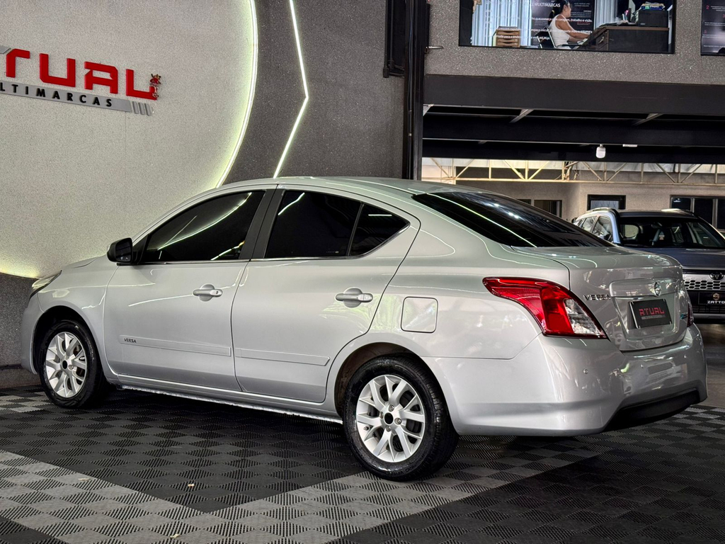 Nissan Versa Prata