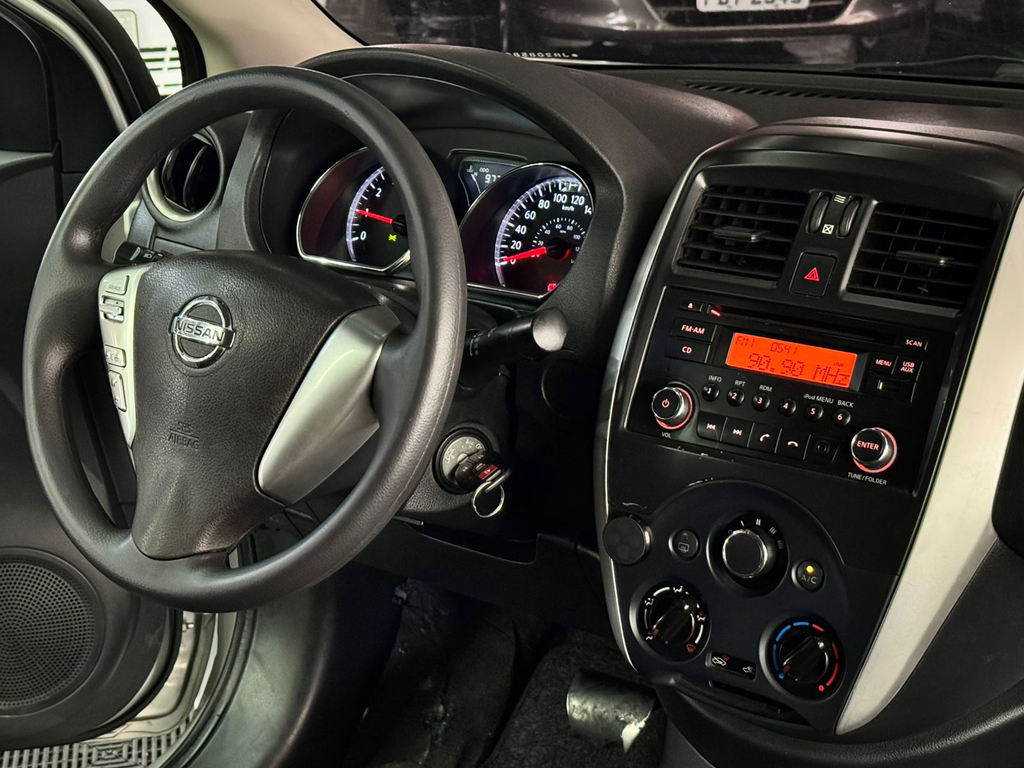 Nissan Versa Prata
