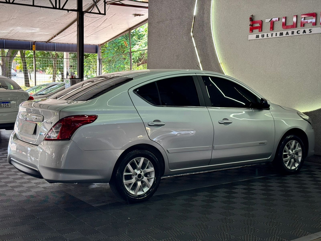 Nissan Versa Prata