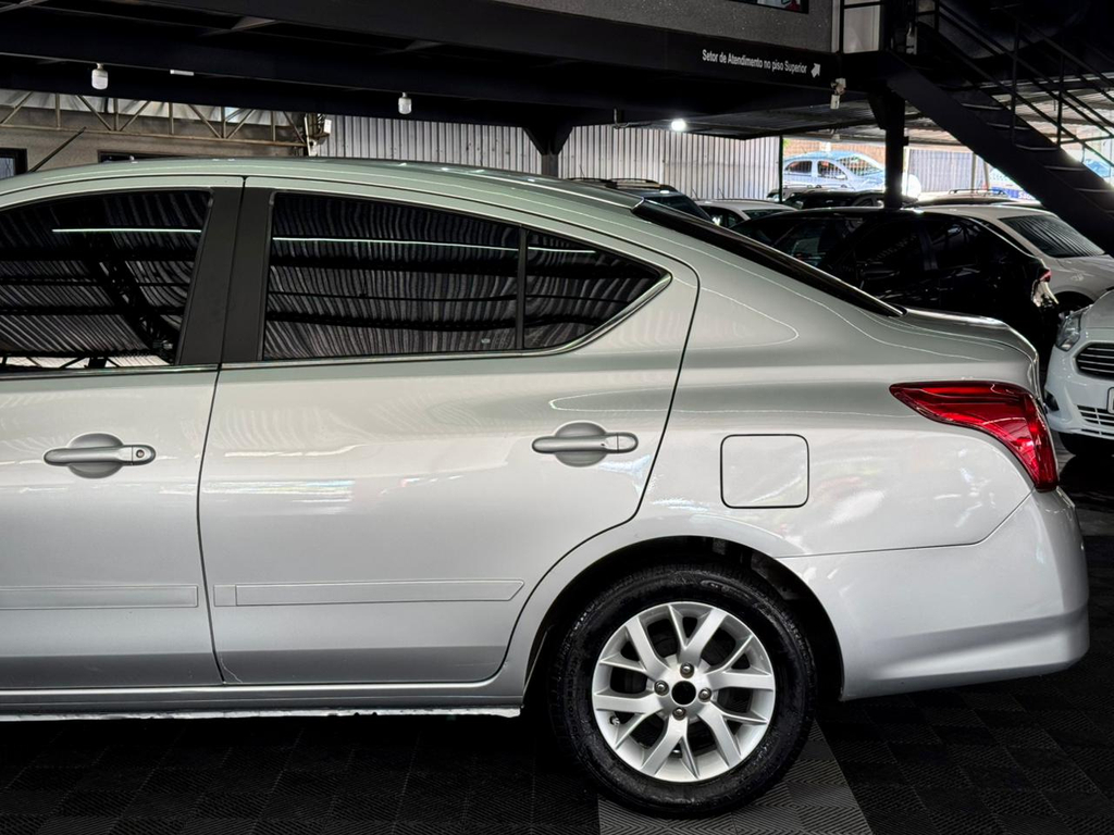 Nissan Versa Prata