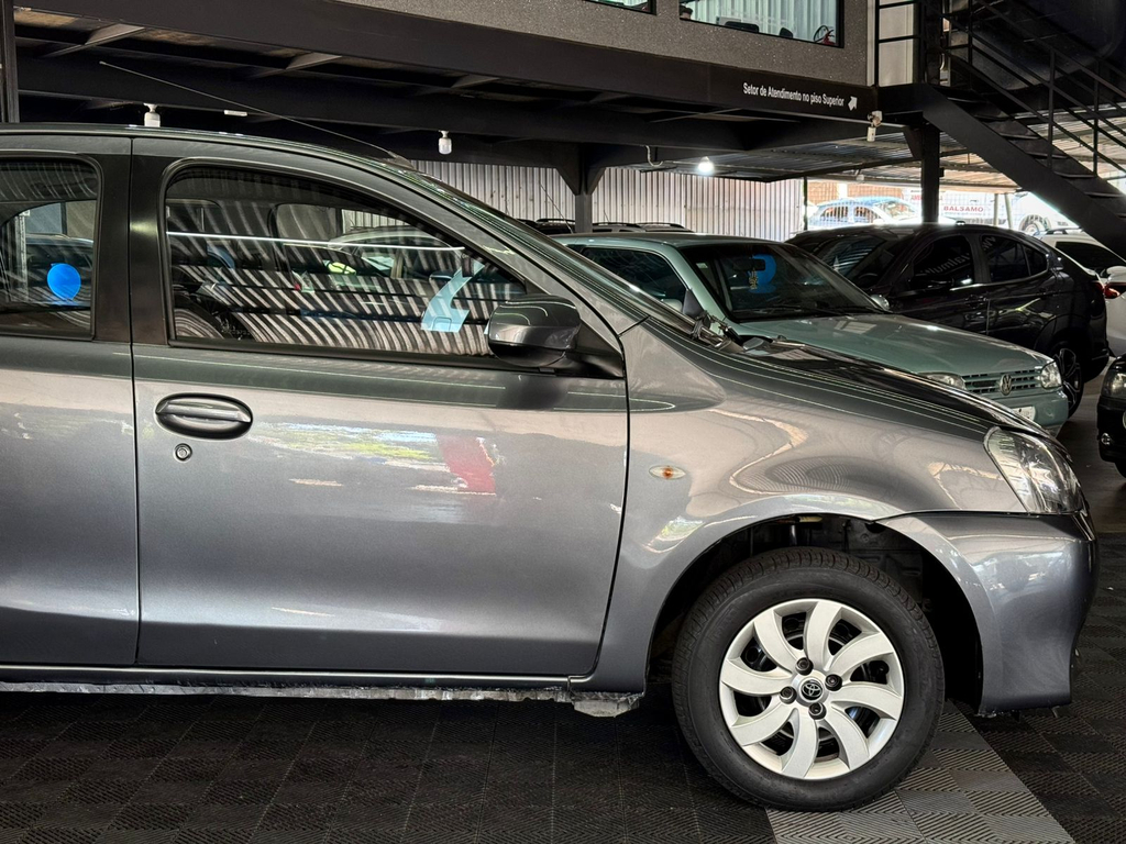 Toyota ETIOS Cinza