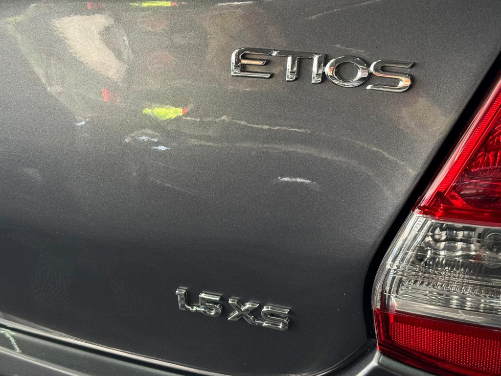 Toyota ETIOS Cinza