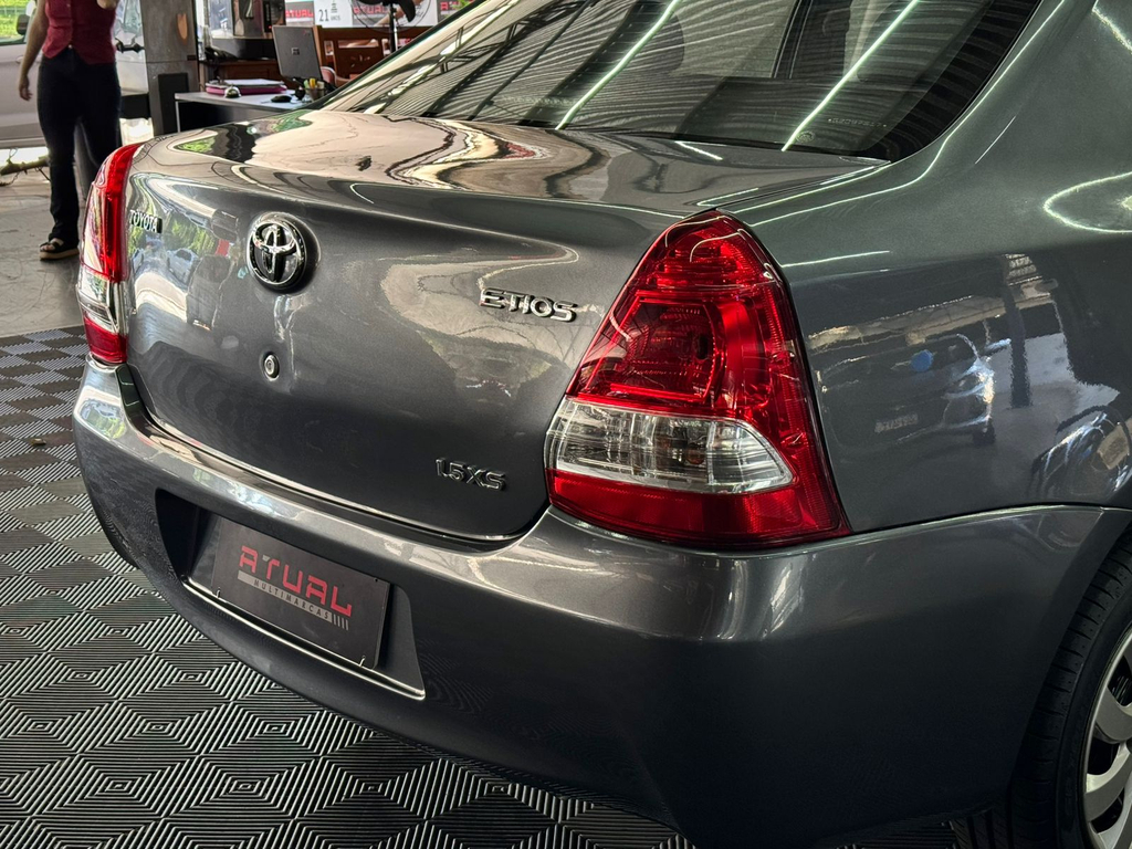 Toyota ETIOS Cinza