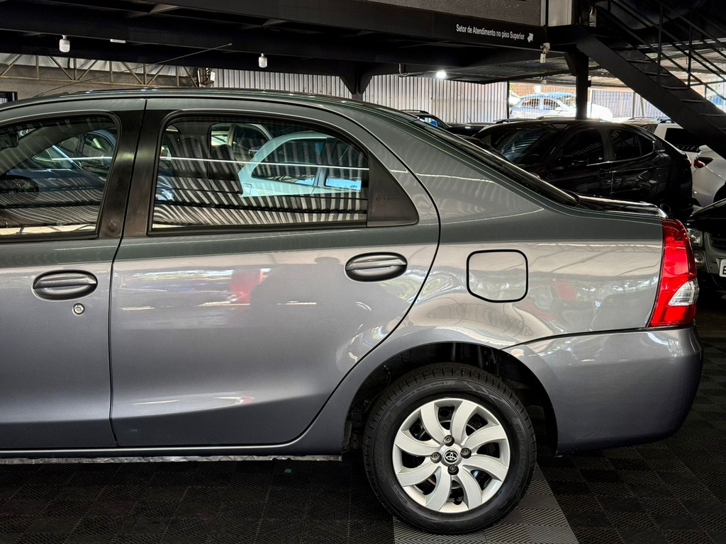 Toyota ETIOS Cinza