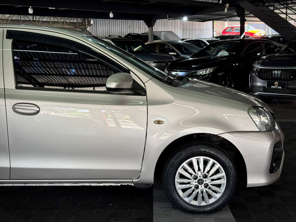 Toyota Etios Sedan Prata
