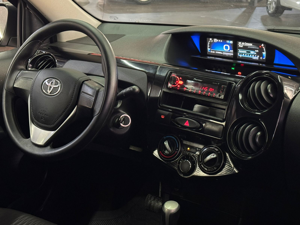 Toyota Etios Sedan Prata