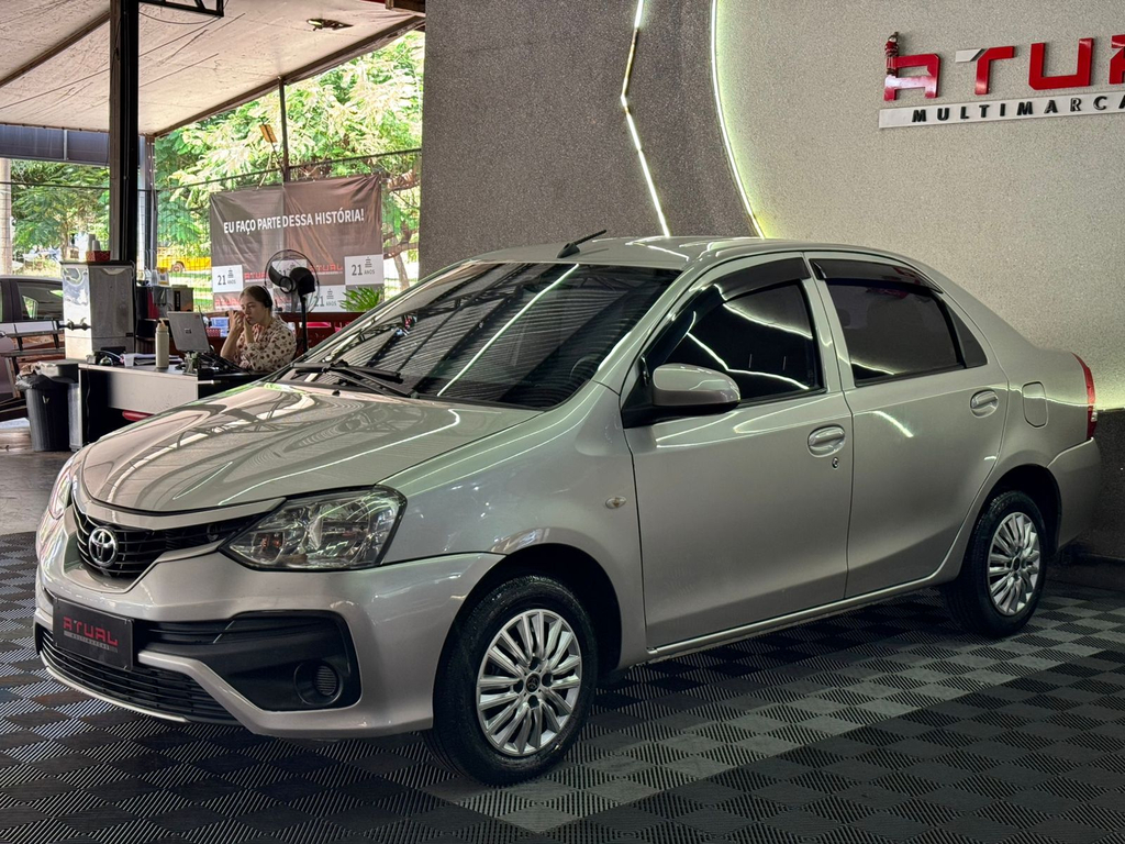 Toyota Etios Sedan Prata