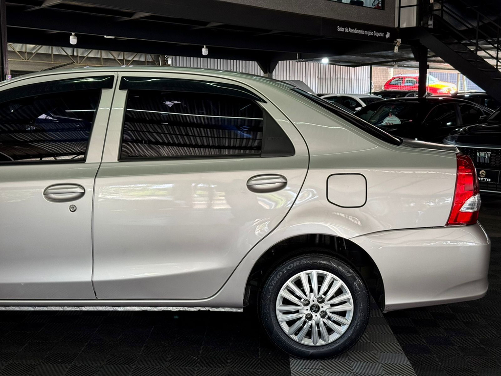 Toyota Etios Sedan Prata