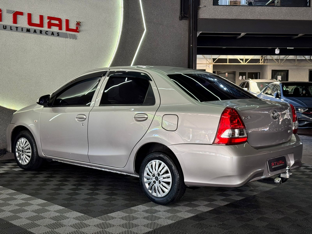 Toyota Etios Sedan Prata