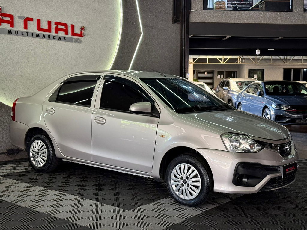 Toyota Etios Sedan Prata