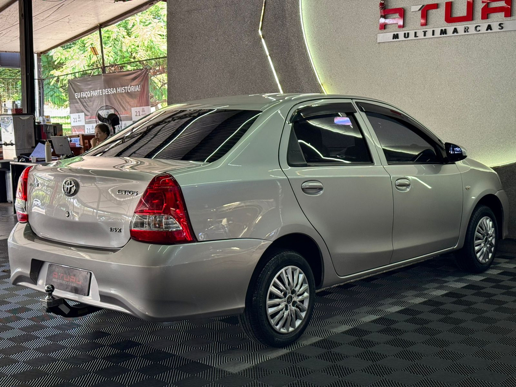 Toyota Etios Sedan Prata