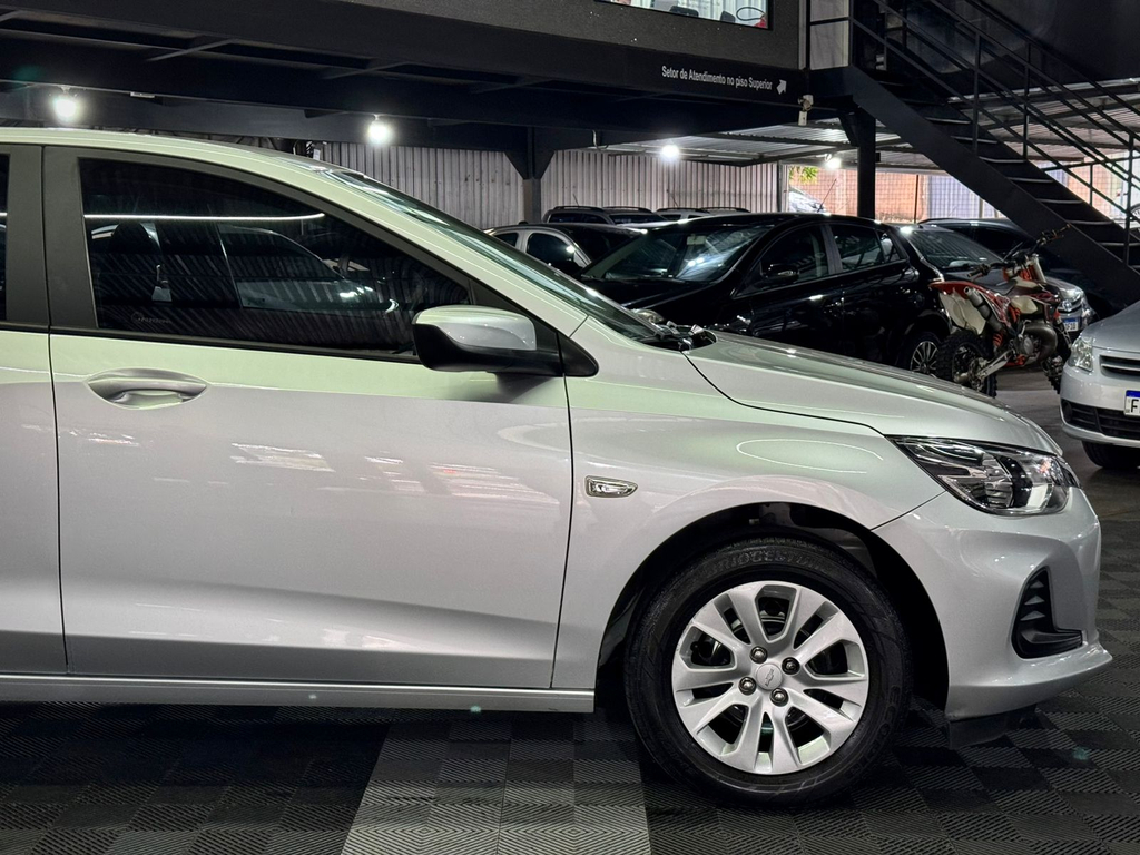 Chevrolet Onix Sedan Prata