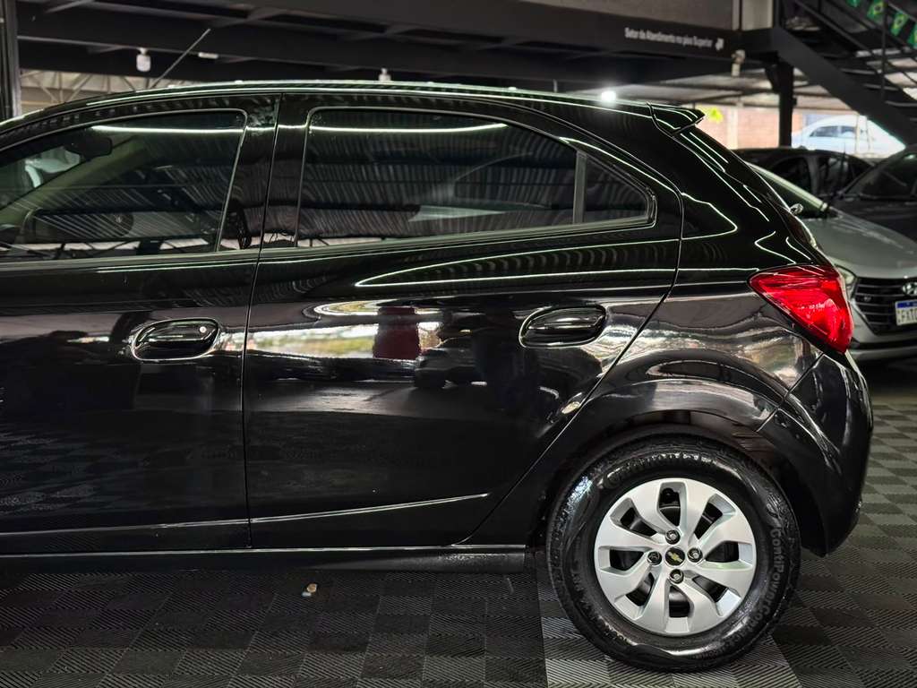 Chevrolet Onix Preto