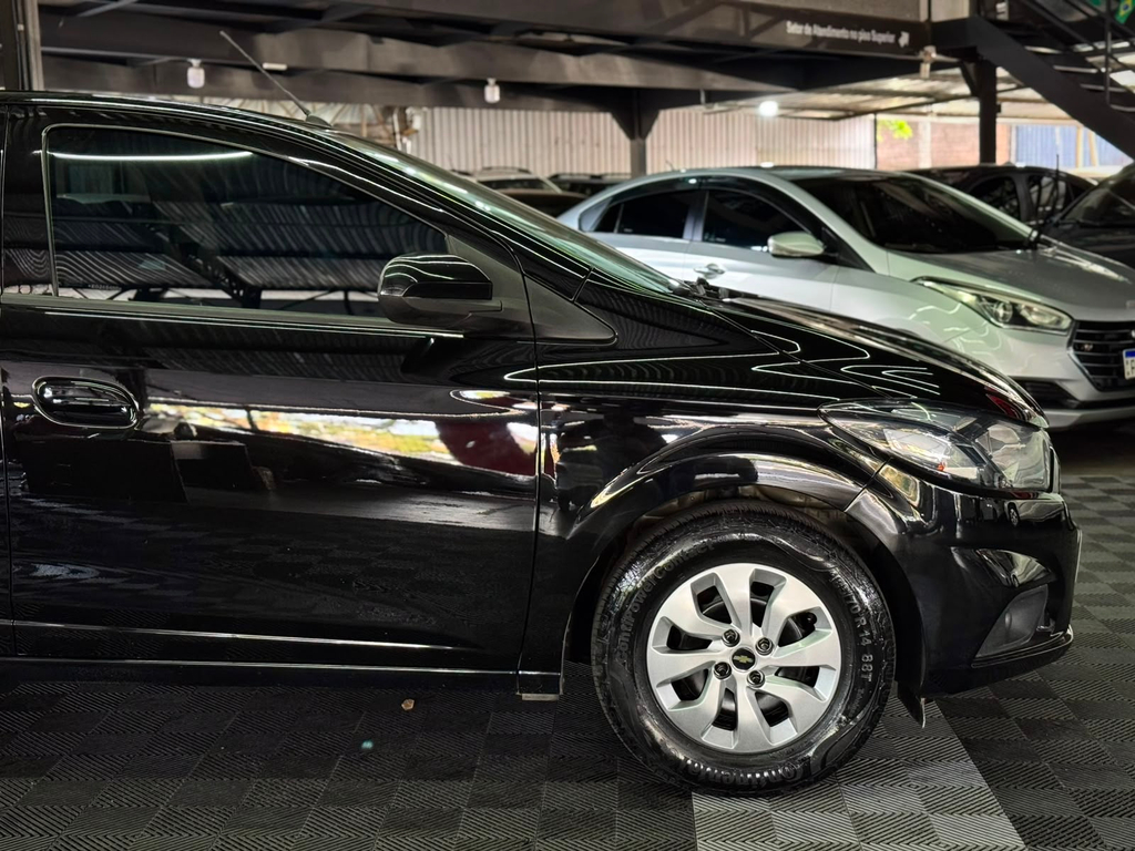 Chevrolet Onix Preto