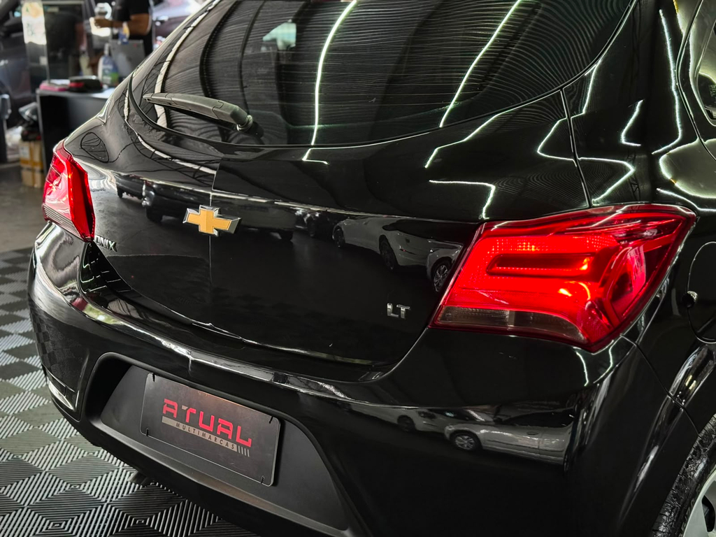 Chevrolet Onix Preto