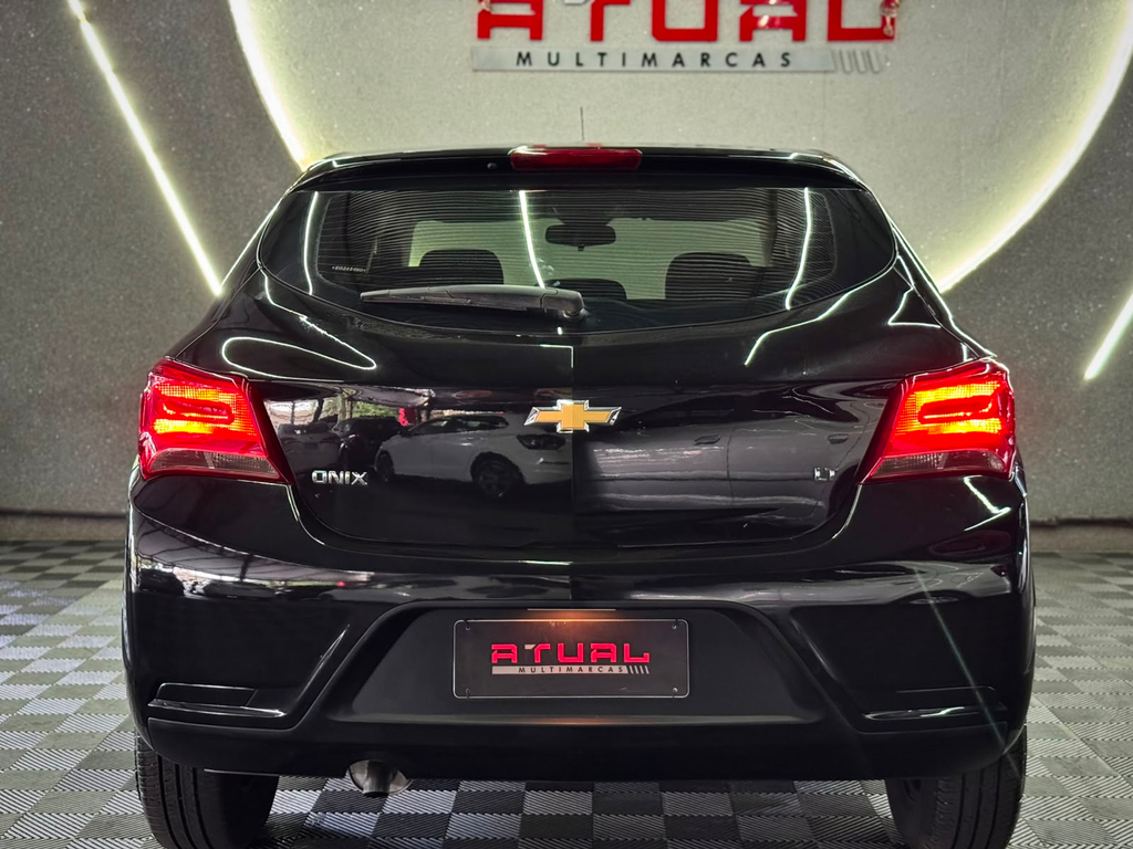 Chevrolet Onix Preto