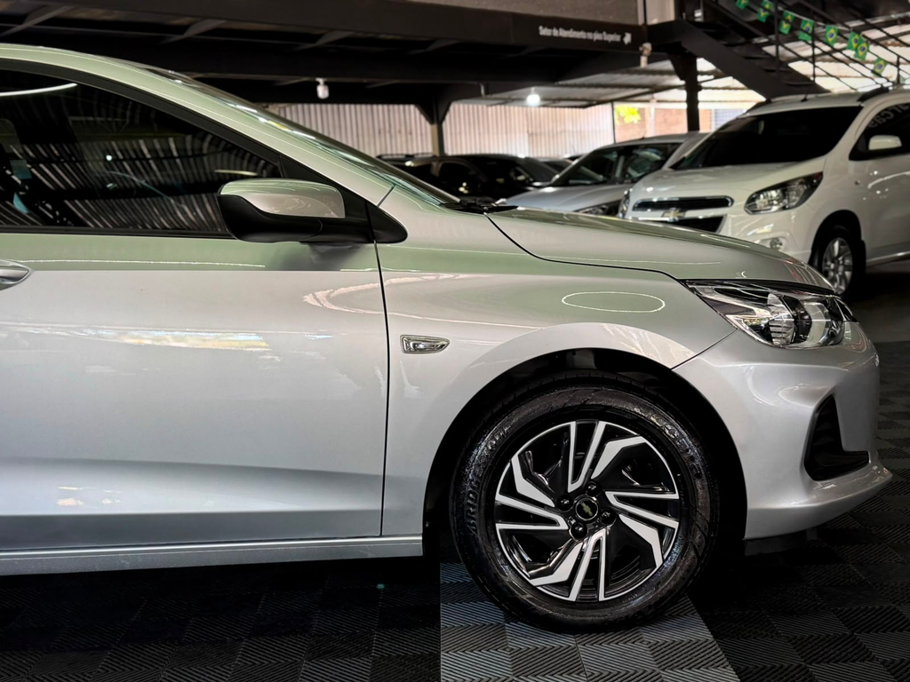 Chevrolet Onix Sedan Prata