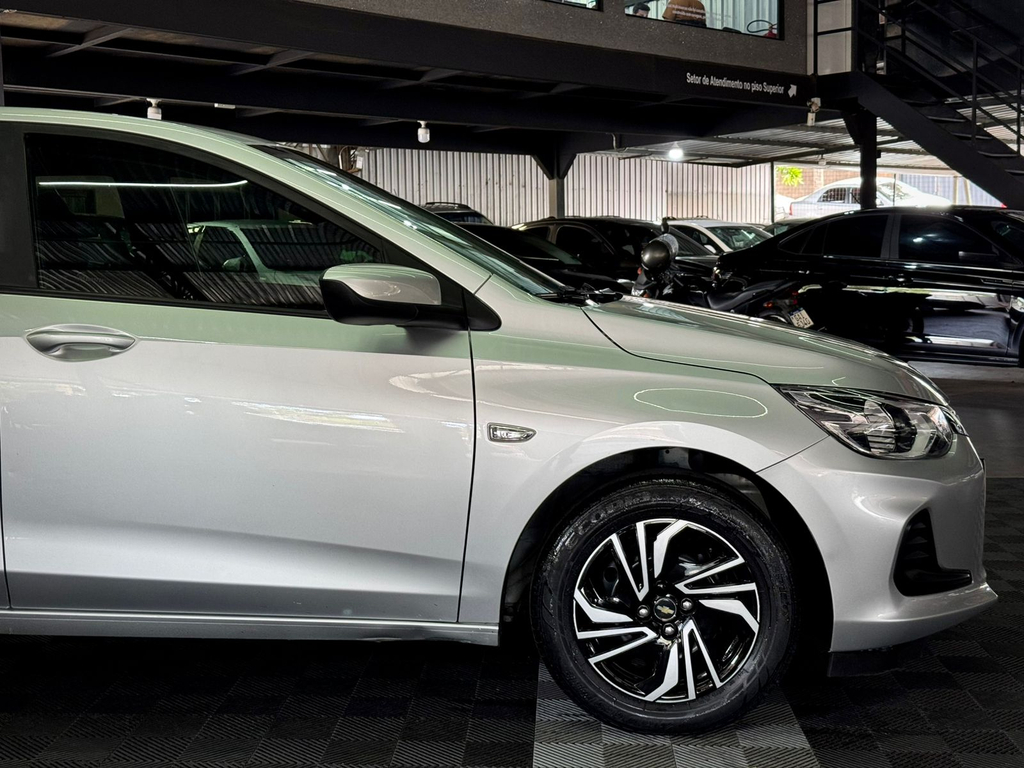 Chevrolet Onix Sedan Prata