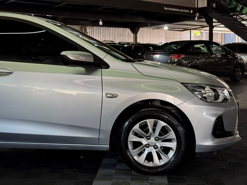 Chevrolet Onix Sedan Prata