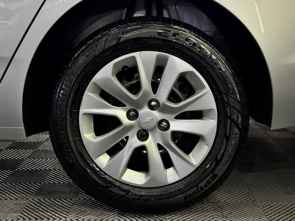 Chevrolet Onix Sedan Prata