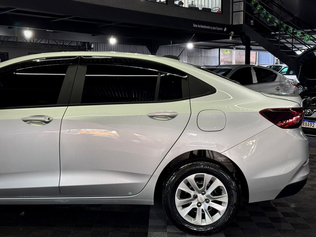 Chevrolet Onix Sedan Prata