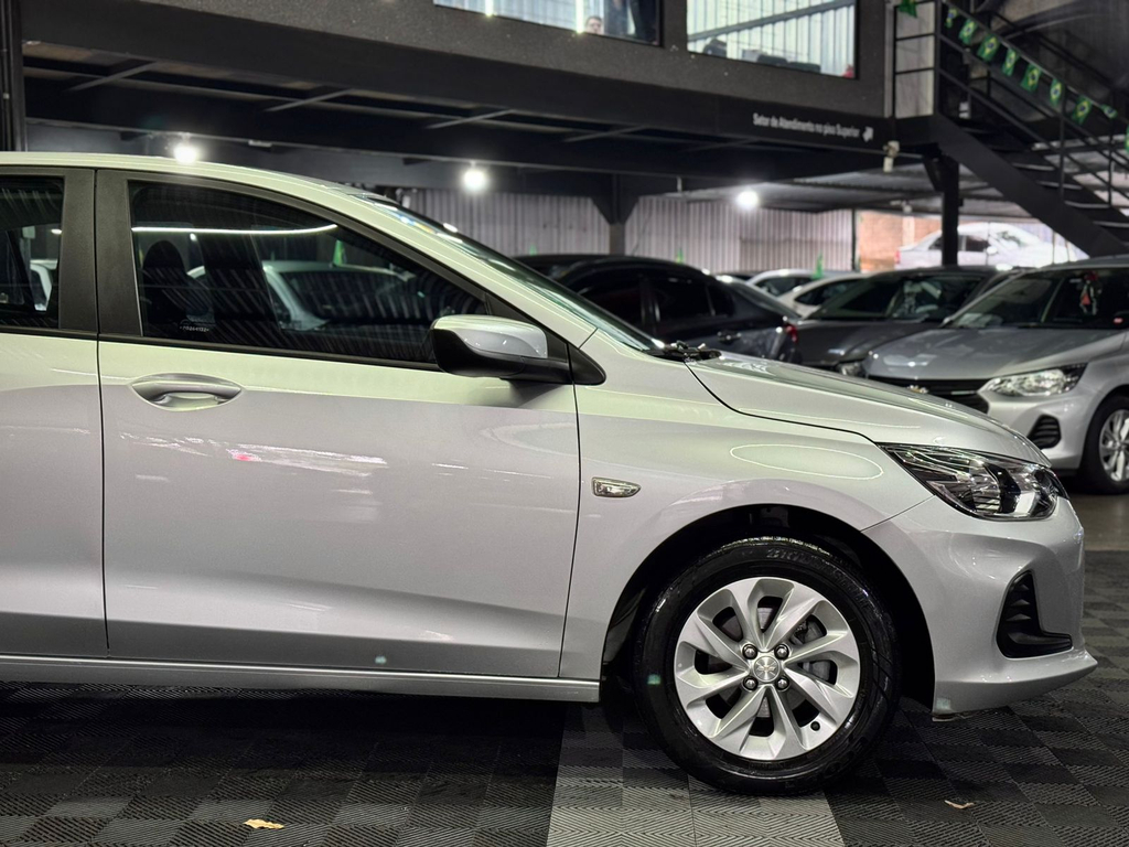 Chevrolet Onix Sedan Prata