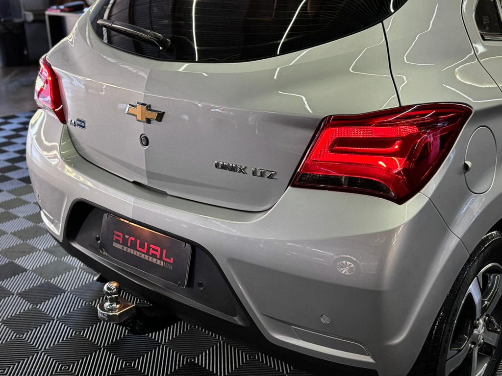 Chevrolet Onix Prata