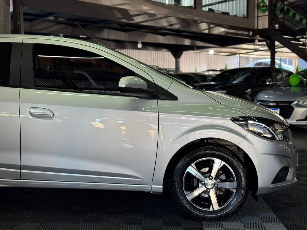 Chevrolet Onix Prata